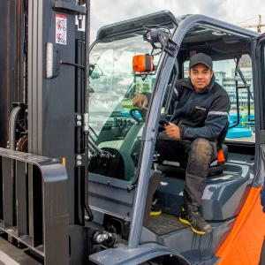 Med et gyldig kompetansebevis er denne smilende eleven klar til å operere motvektstrucken etter å ha gjennomført sertifisert sikkerhetsopplæring, hvor teoridelen er lik for alle klasser, mens den praktiske delen tilpasses individuelt for hver enkelt truckklasse.