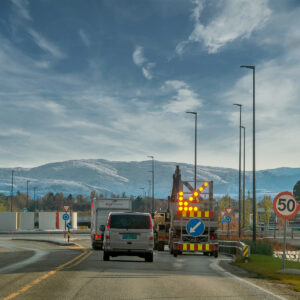 Arbeidstakere som arbeider langs veien med riktig implementert arbeidsvarsling etter å ha fullført Arbeidsvarsling kurs 1 hos Kurs og Sikkerhet AS.